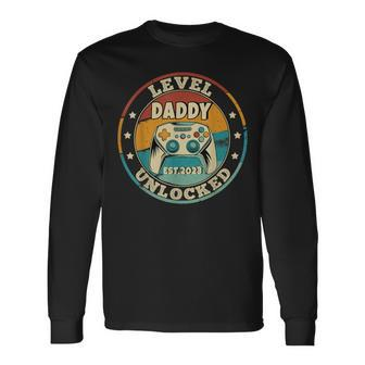 I Leveled Up To Daddy 2023 Soon To Be Dad Fathers Day Long Sleeve T-Shirt T-Shirt | Mazezy