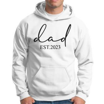 Mens Dad Est 2023 New Dad 1St Fathers Day Pregnancy Announcement Hoodie - Thegiftio UK