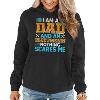 Mens Electritian And Dad Nothing Scares Me Funny Birthday Men Women Hoodie - Seseable