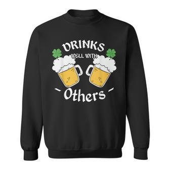 Funny St Patricks Day Drinking Drinks Well With Other Sweatshirt - Thegiftio UK