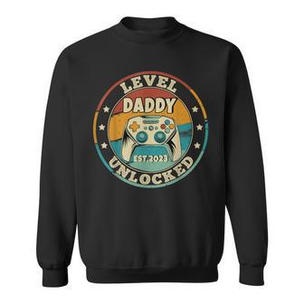 Mens I Leveled Up To Daddy 2023 Soon To Be Dad Fathers Day Sweatshirt | Mazezy