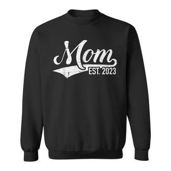Mom Est 2023 For New Dad Mothers Day Soon To Be Mommy 2023 Sweatshirt - Thegiftio UK