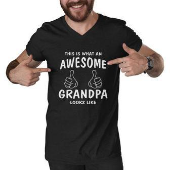 This I What An Awesome Grandpa Looks Like Grandfather Men V-Neck Tshirt - Thegiftio UK