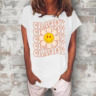 Retro Groovy Grammy Happy Face Smile Daisy Flower Grandma Women's Loosen T-Shirt | Mazezy