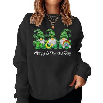 St Patricks Day Gnomes Holing Shamrock Horseshoe Irish Gnome Women Crewneck Graphic Sweatshirt - Seseable