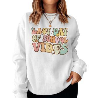 Groovy Last Day Of School Vibes Teacher Student Graduation  Women Crewneck Graphic Sweatshirt