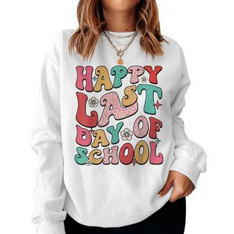 Retro Groovy Happy Last-Day Of School Leopard Teacher Kids  Women Crewneck Graphic Sweatshirt