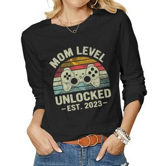 Retro Mom Level Unlocked Est 2023 - Funny New Mom Women Graphic Long Sleeve T-shirt - Seseable