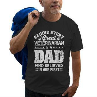 Veterinarian Dad Daddy Fathers Day Believed In Her First Gift For Mens Old Men T-shirt | Mazezy