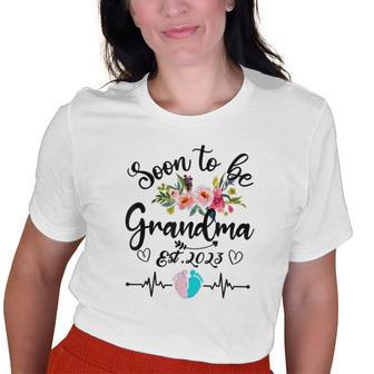Soon To Be Grandma Est 2023 Pregnancy Announcement Floral Old Women T-shirt | Mazezy