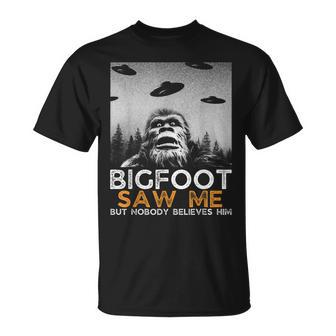 Bigfoot Saw Me And Nobody Believes Him Funny Bigfoot Selfie Unisex T-Shirt | Mazezy
