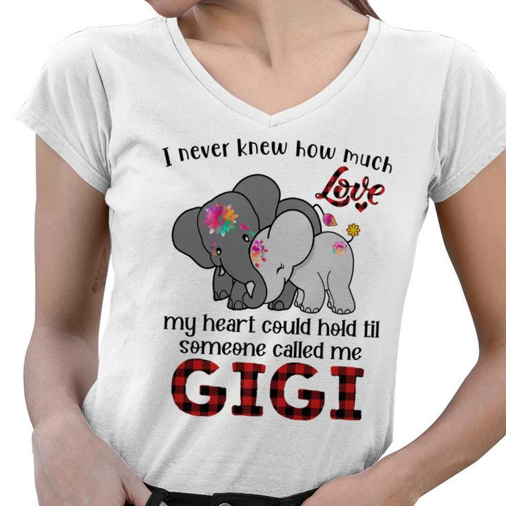 Elephant Mom I Never Knew How Much My Heart Could Hold Til Someone Called Me Gigi Women V-Neck T-Shirt