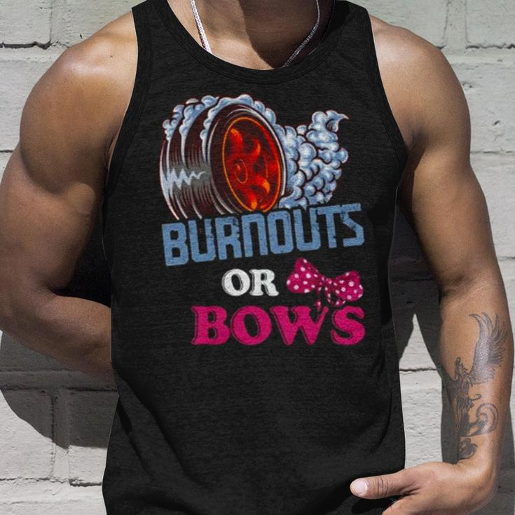 Burnouts Or Bows Gender Reveal – Dad Mom Witty Party Unisex Tank Top Gifts for Him