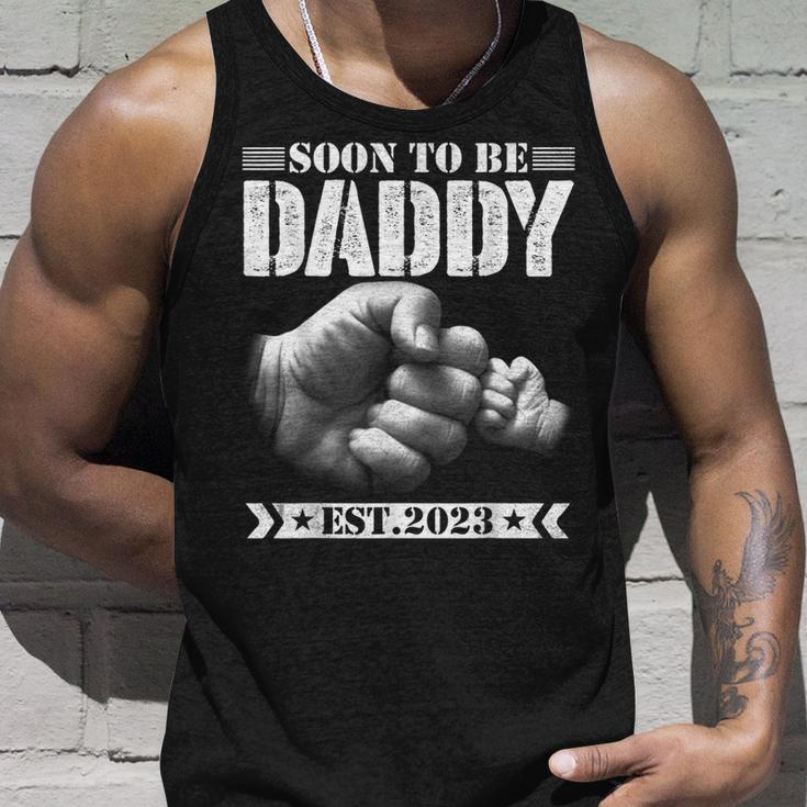 Mens Soon To Be Daddy Est2023 Retro Fathers Day New Dad Unisex Tank Top Gifts for Him