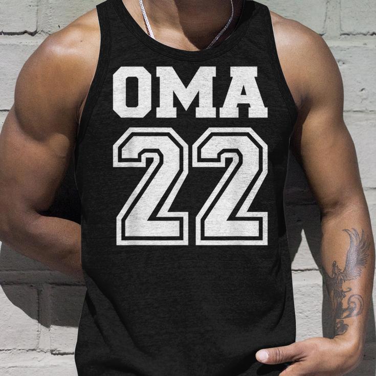 Oma 2022 Schwangerschaft Verkünden V2 Tank Top Geschenke für Ihn