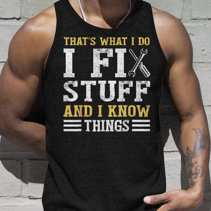 That´S What I Do I Fix Stuff And I Know Things Saying Tank Top Gifts for Him