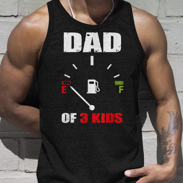 Vintage Dad Dad Of 3 Kids Battery Low Fathers Day Unisex Tank Top Gifts for Him