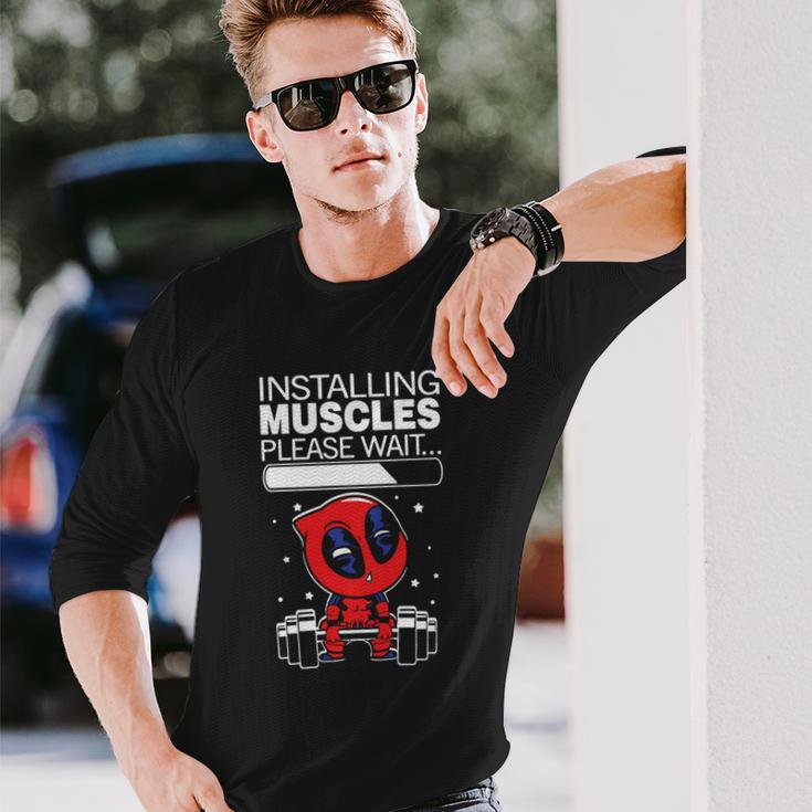 Pooldead Installing Muscles Please Wait Long Sleeve T-Shirt Geschenke für Ihn