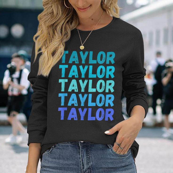 First Name Taylor Colorful Modern Repeated Text Retro Long Sleeve T-Shirt T-Shirt Gifts for Her