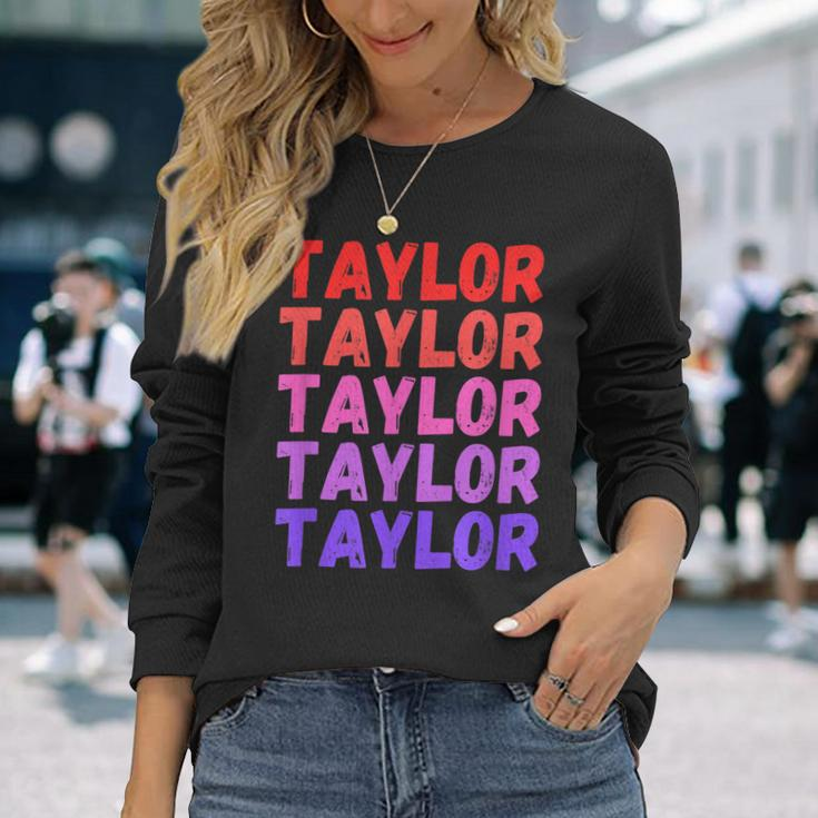 First Name Taylor Colorful Modern Repeated Text Retro Long Sleeve T-Shirt T-Shirt Gifts for Her