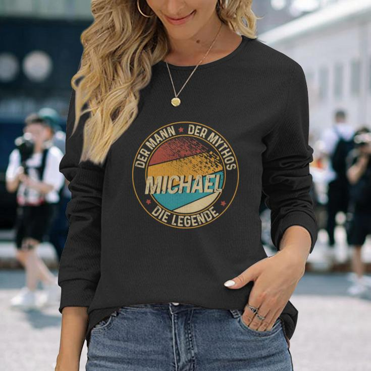 Personalisiertes Vintage Langarmshirts Michael - Mann, Mythos, Legende in Schwarz Geschenke für Sie