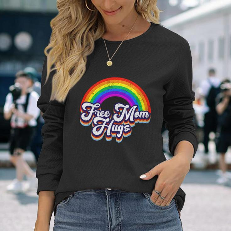 Retro Vintage Free Mom Hugs Rainbow Lgbtq Pride Long Sleeve T-Shirt Gifts for Her
