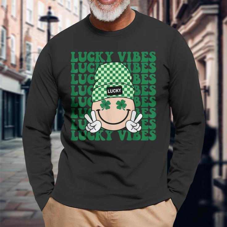 Groovy Smile Face Lucky Vibes Shamrock St Patricks Day Long Sleeve T-Shirt Gifts for Old Men