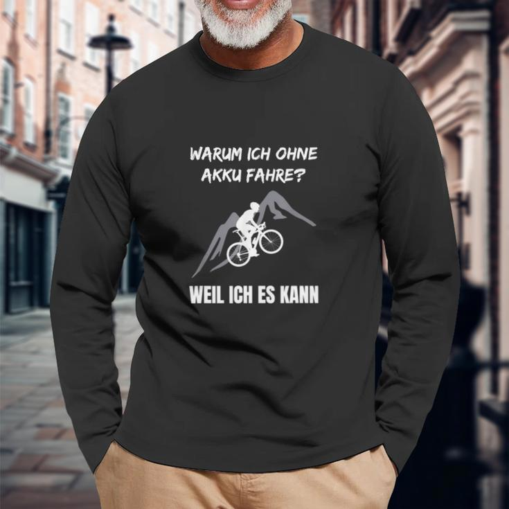 Lustiger Radfahrer Spruch Warum Ich Ohne Akku Fahre Fahrrad Long Sleeve T-Shirt Geschenke für alte Männer