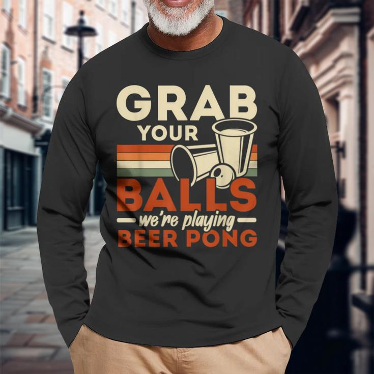 Schnapp Dir Deine Eier Wir Spielen Beer Pong Beer Drinker V2 Langarmshirts Geschenke für alte Männer