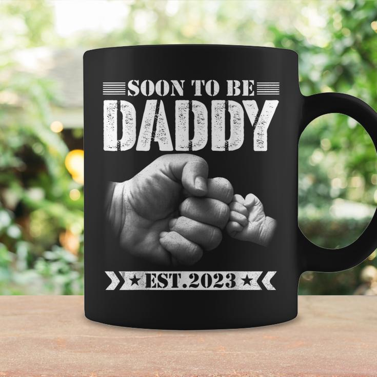 Mens Soon To Be Daddy Est2023 Retro Fathers Day New Dad Coffee Mug Gifts ideas