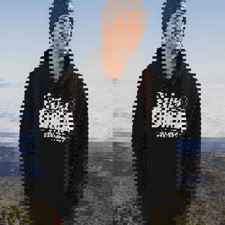 Stolze Oma seit 2021 Schwarzes Hoodie, Präsent für Großmütter Lebensstil