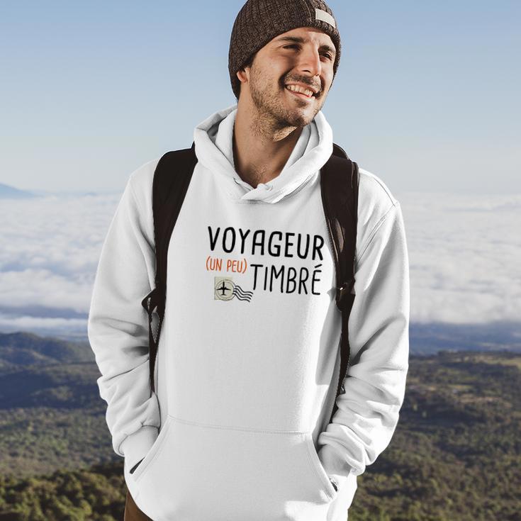 Französisches Reise-Hoodie Voyageur (Un Peu) Timbré mit Briefmarke und Flugzeug Lebensstil