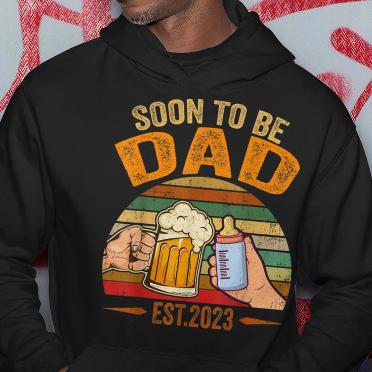 Mens Soon To Be Dad Est 2023 Fathers Day New Dad Vintage Mens Hoodie Funny Gifts