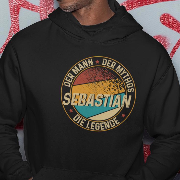 Personalisiertes Vintage Hoodie Sebastian - Der Mythos, Die Legende in Schwarz Lustige Geschenke