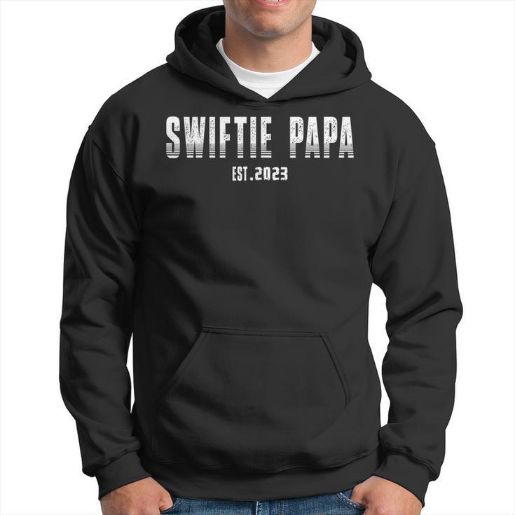 Vintage Swiftie Papa Est 2023 Swiftie Dad Funny Trendy Hoodie