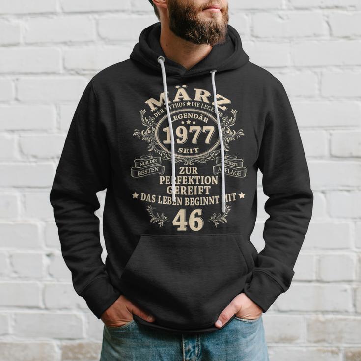 46 Geburtstag Geschenk Mann Mythos Legende März 1977 Hoodie Geschenke für Ihn