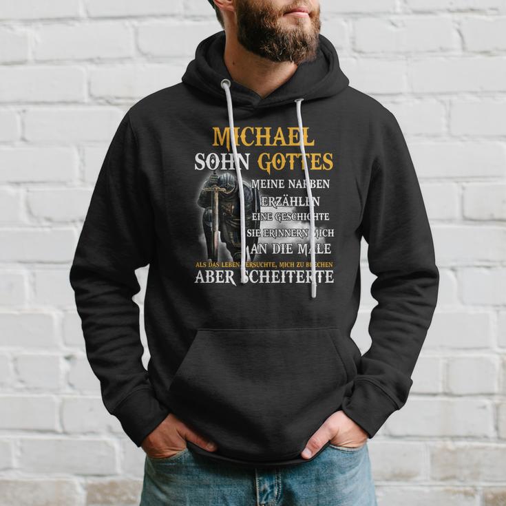 Schwarzes Hoodie mit Sensenmann & Michael – Sohn Gottes Spruch, Narben Story Geschenke für Ihn