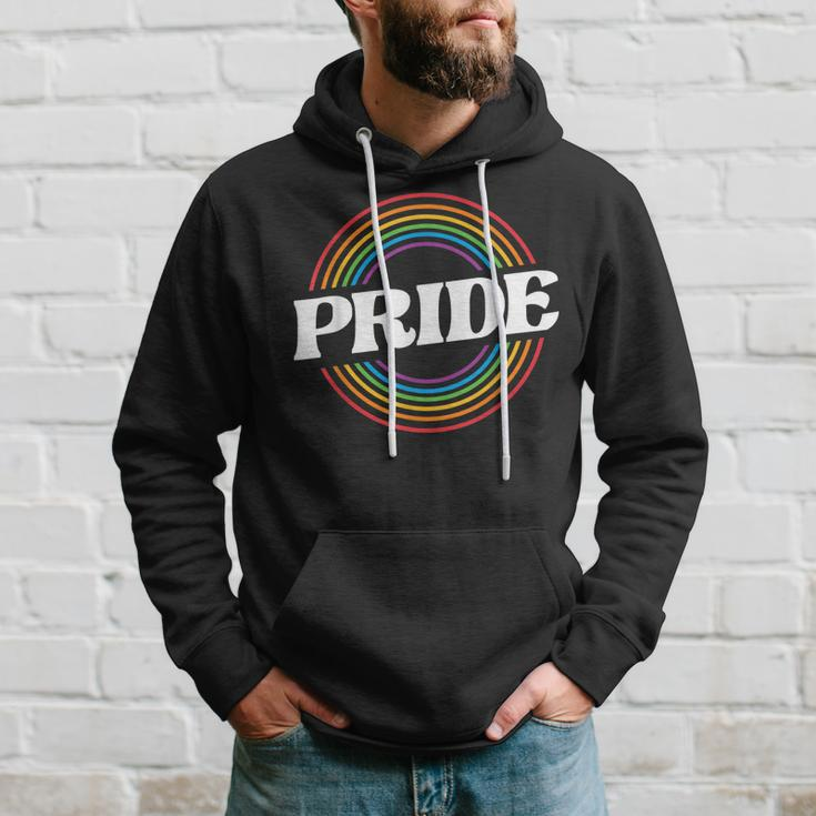 Unisex Schwarzes Hoodie, Regenbogen PRIDE Schriftzug, Mode für LGBT+ Geschenke für Ihn