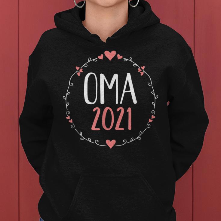 Oma 2021 Hoodie Schwarz mit Herzen & Kranz-Design, Geschenk für Großmütter