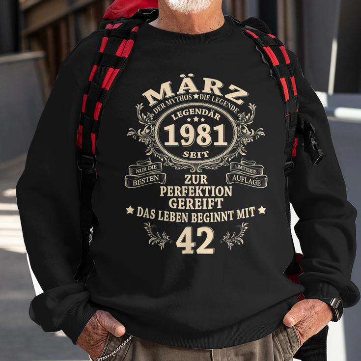 42 Geburtstag Geschenk Mann Mythos Legende März 1981 Sweatshirt Geschenke für alte Männer