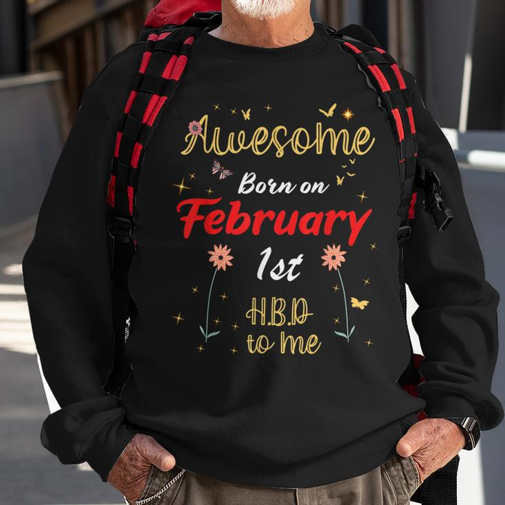 Awesome Born On Februar 1 Geburtstag Niedliche Blumen Februar Sweatshirt Geschenke für alte Männer