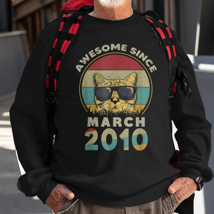Awesome Since March 2010 Sweatshirt, Katzenliebhaber 12. Geburtstag Geschenke für alte Männer