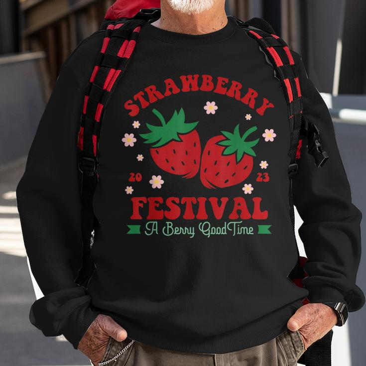 Cute Strawberry Festival Fruit Lovers Retro Vintage Sweatshirt Gifts for Old Men