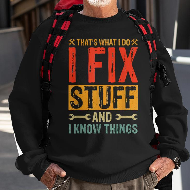 Funny Saying - Thats What I Do I Fix Stuff And I Know Thing Sweatshirt Gifts for Old Men