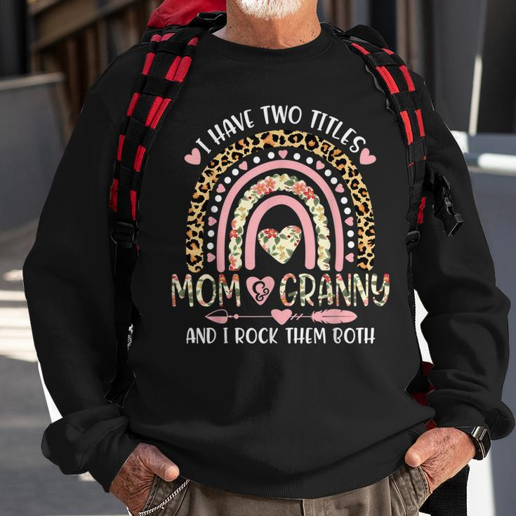 Ich Habe Zwei Titel Mama Und Oma Ich Rocke Sie Beide Rainbow Sweatshirt Geschenke für alte Männer