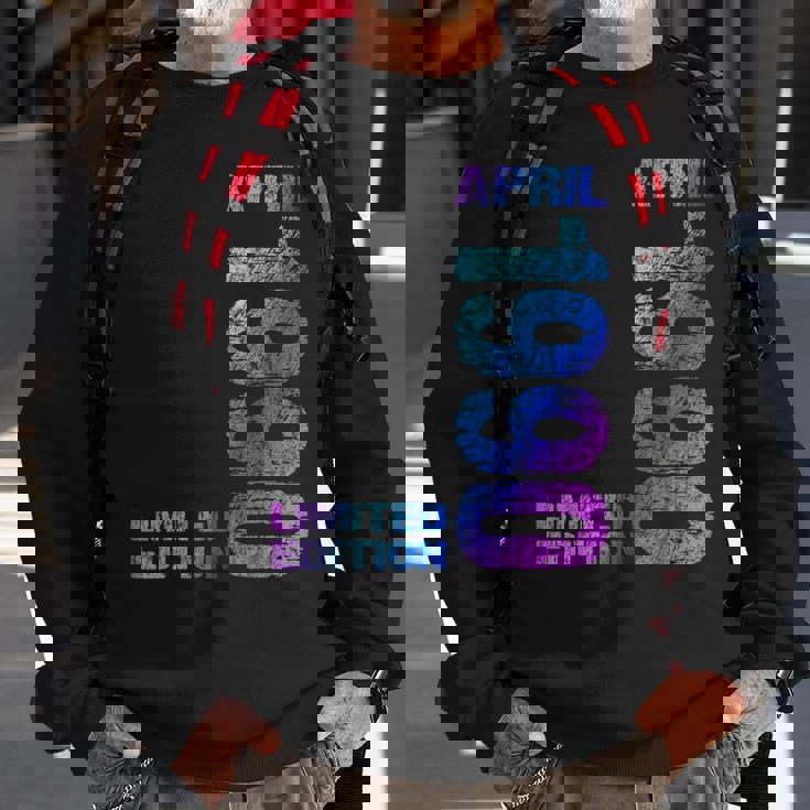 Limited Edition April 1990 33Th Birthday Born 1990 Sweatshirt Gifts for Old Men