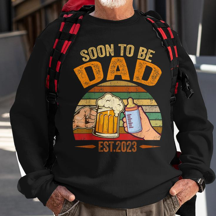 Mens Soon To Be Dad Est 2023 Fathers Day New Dad Vintage Mens Sweatshirt Gifts for Old Men
