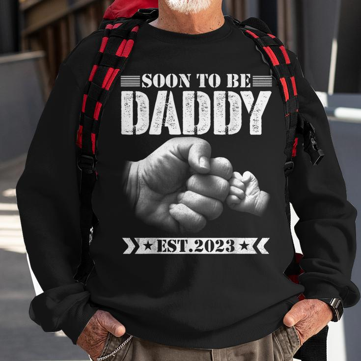 Mens Soon To Be Daddy Est2023 Retro Fathers Day New Dad Sweatshirt Gifts for Old Men