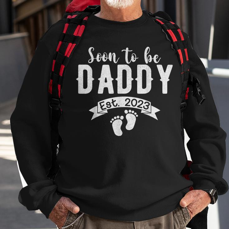 Mens Soon To Be Daddy Est2023 Retro Fathers Day New Dad Sweatshirt Gifts for Old Men