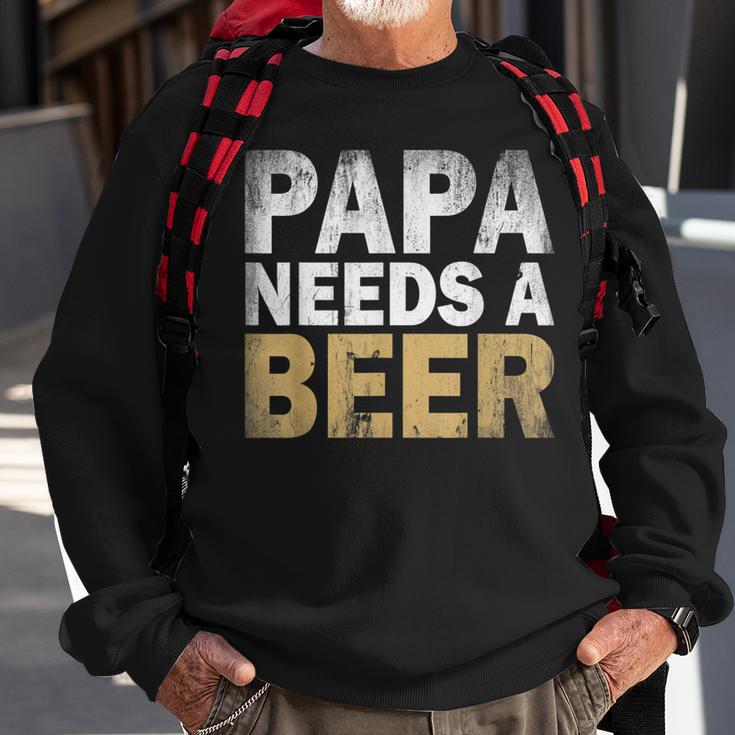 Papa Braucht Ein Bier Lustiges Herren Sweatshirt, Statement in Schwarz Geschenke für alte Männer